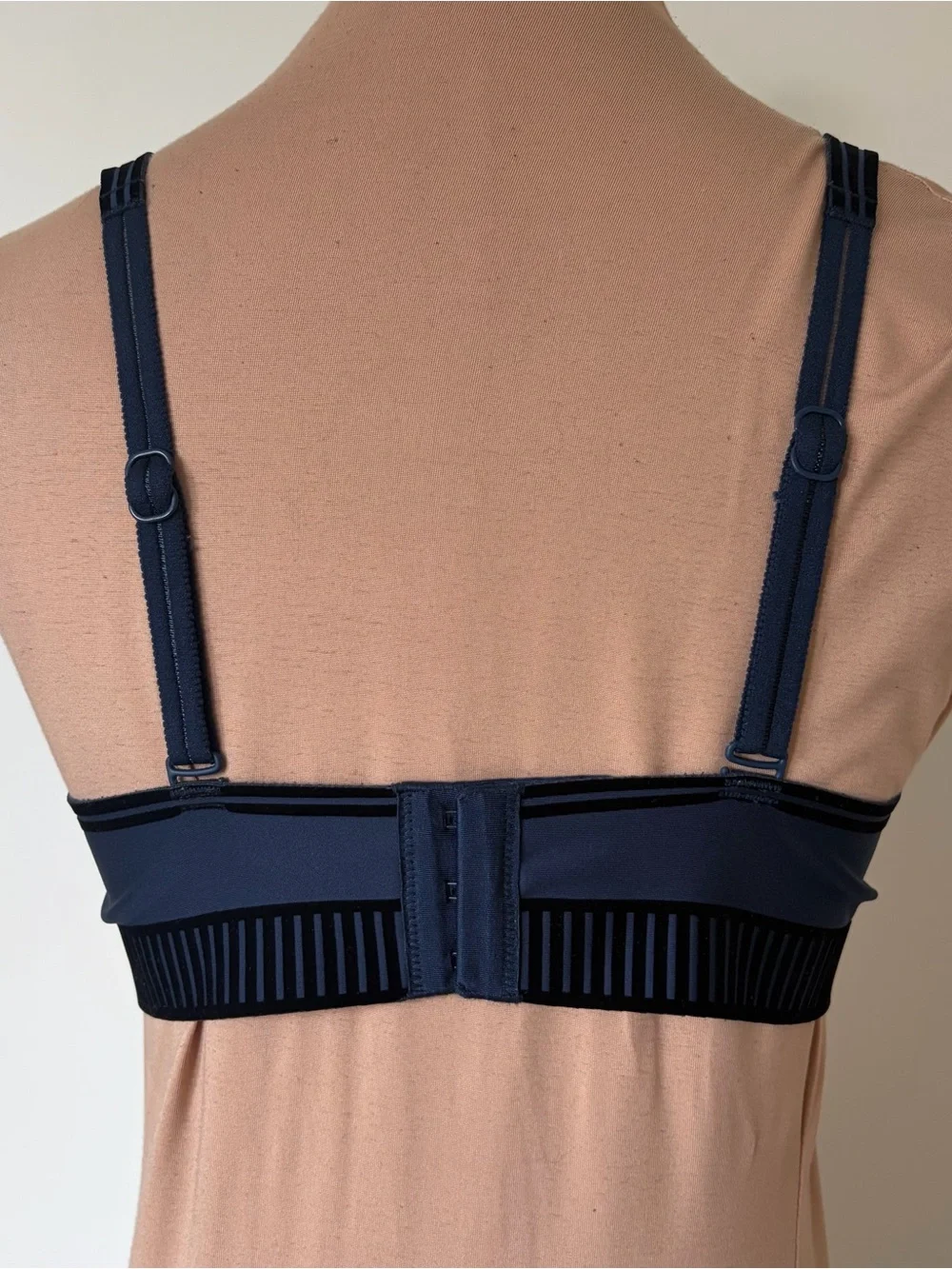ALO YOGA Airlift Line Up Black Velvet Flocking Navy Blue Sports Bra EUC Size M